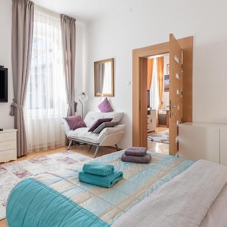 Brasov Centrul Vechi - 67Sqm - 2Min To Counsel Square Lejlighed Eksteriør billede